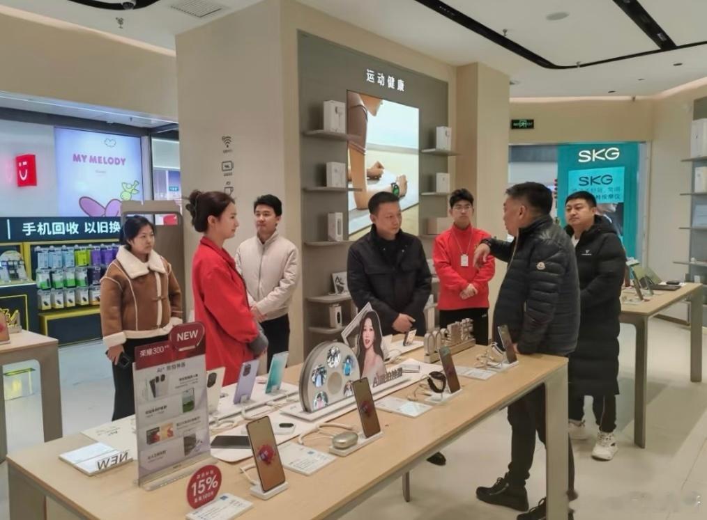 荣耀高管团队首次集体亮相 谁懂看见这张图的诧异！CEO私下去店里见多了。但是这张