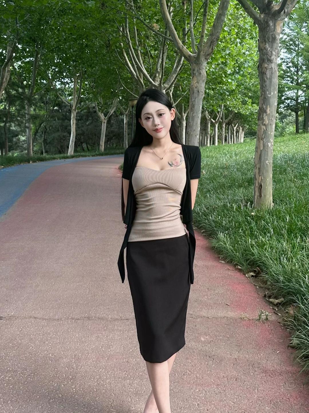 低饱和色系穿搭，把温柔知性刻在穿搭细节里
 
漫步林荫步道，满眼青翠绿意撞上调和