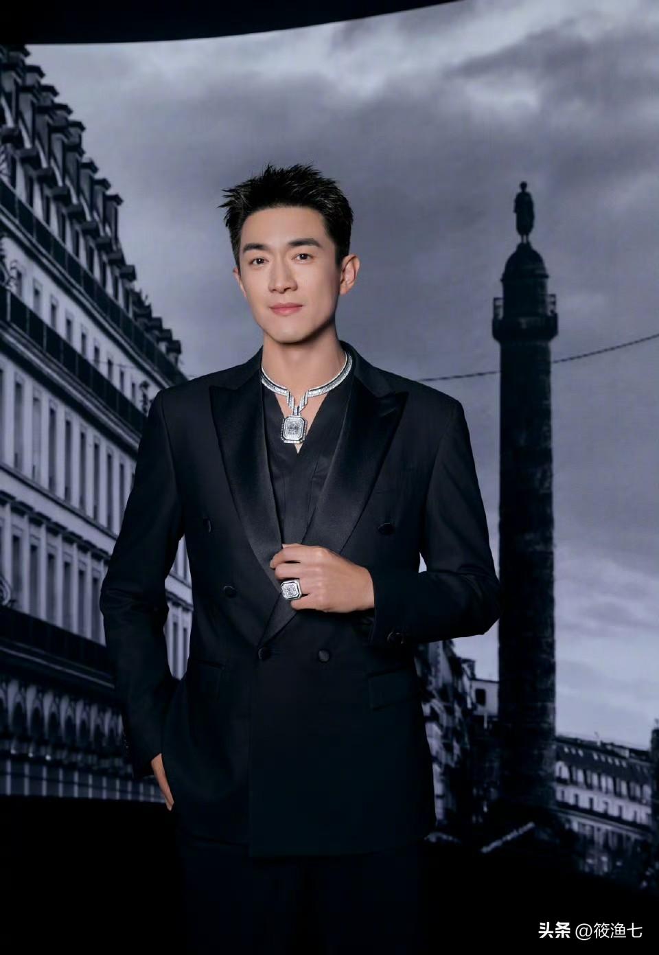 人老了干什么都会显得很心酸
38岁的林更新，好不容易有机会，难得一次看他戴着最贵