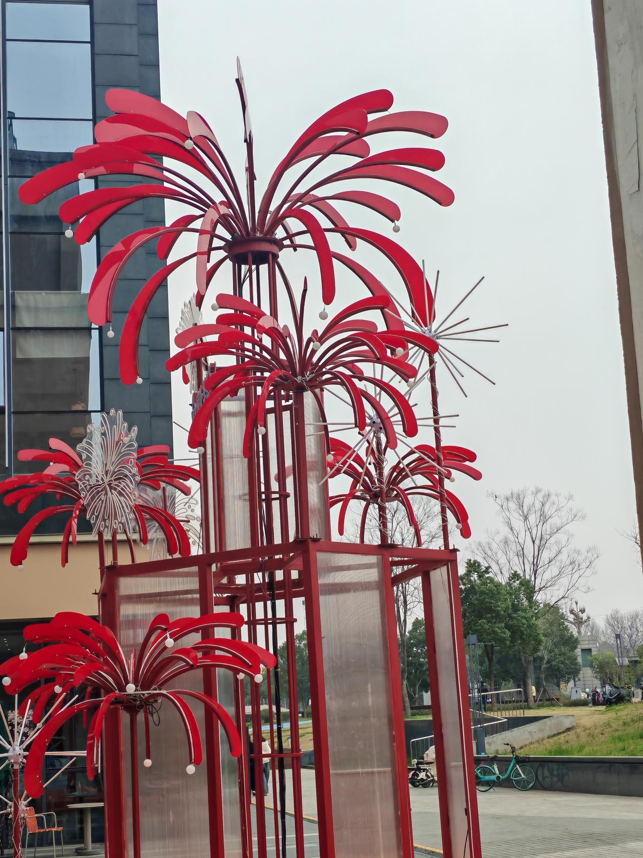 集卡领红包那天去光谷山姆，看到旁边的地标性装饰挺漂亮喜庆，随手一拍。