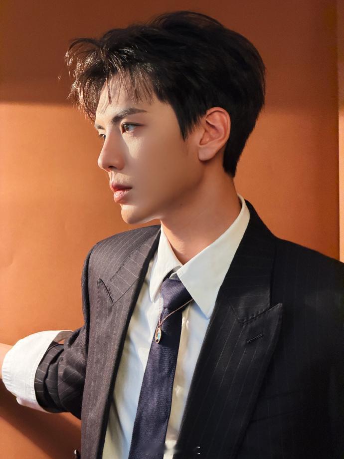 毕雯珺阿骏限定版、毕雯珺西装配眼镜  毕雯珺诠释阿骏角色，西装 + 眼镜打造知性