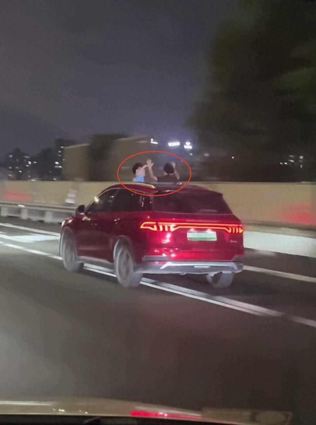 孩子探出天窗看风景，家长刷手机不管，交警来了才慌。

这事真不是小事，深圳最近就