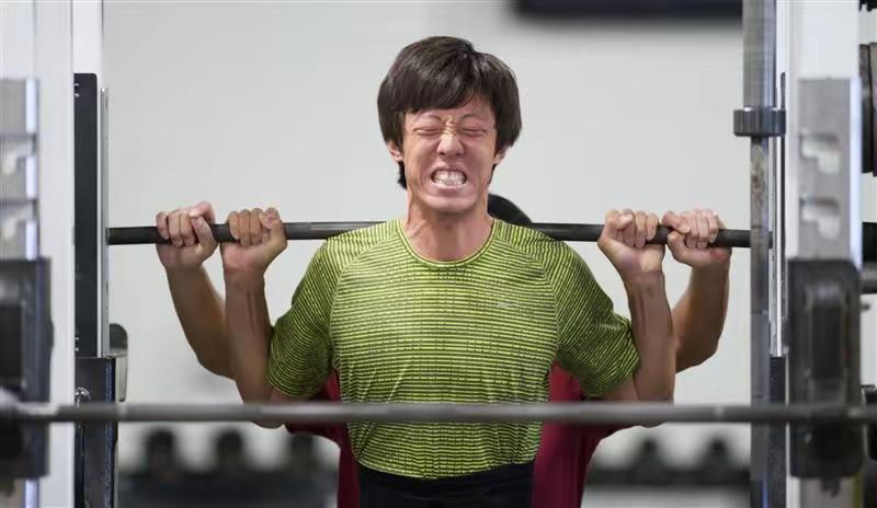 我有一个朋友也是体育生。
我问他，张国伟说没有国家，他都炼不起，这话是真的吗？