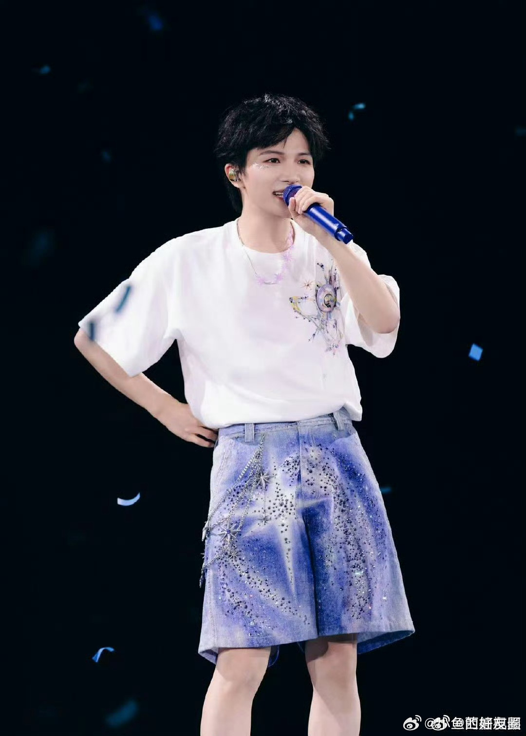周深强迫症犯了周深检查队形伴舞：我在跳。周深：你站偏了。这娃把演唱会当课间操查了