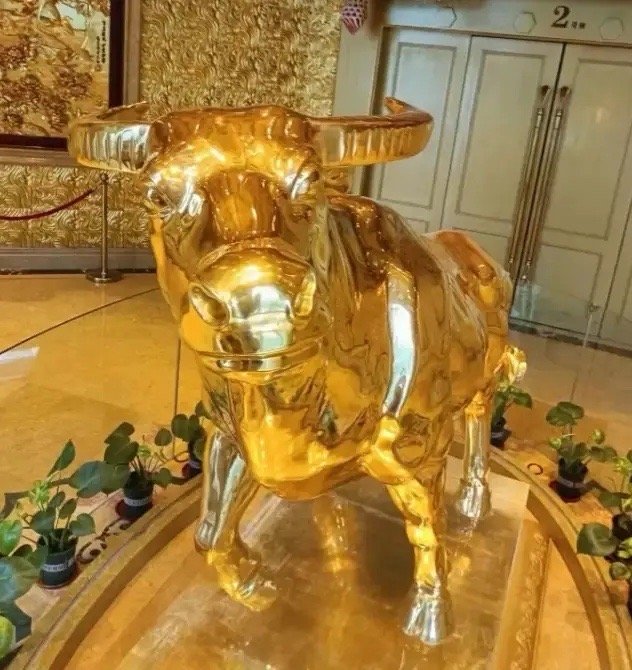 华西村当年花3亿造的一吨金牛，曾被骂死要面子、乱造浪费，如今15年过去，狠狠打了