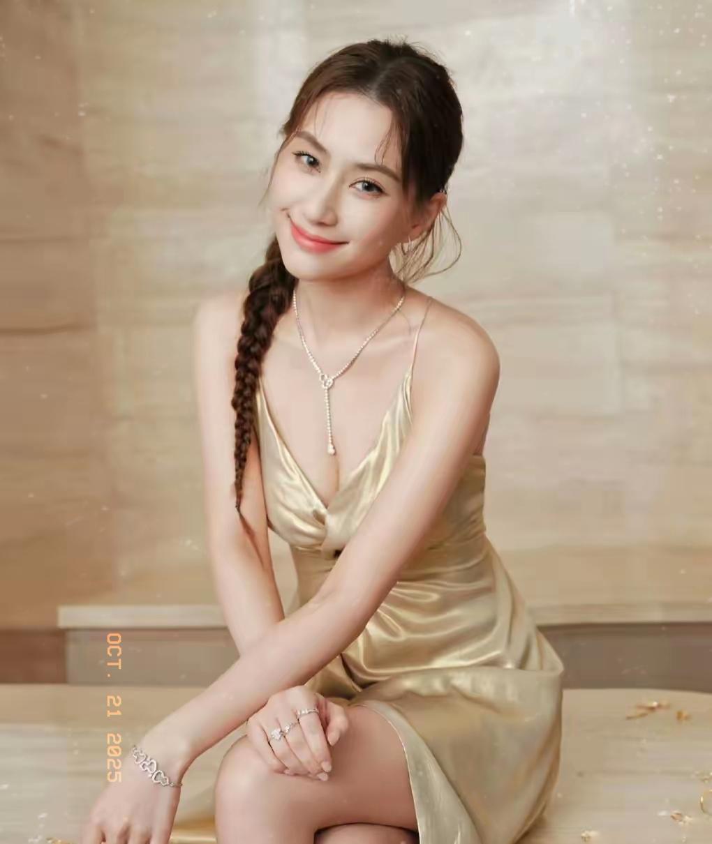 何超莲结婚了，没办酒，没官宣，连我妈都没通知。
她跟窦骁在澳洲领了证，像两个偷偷