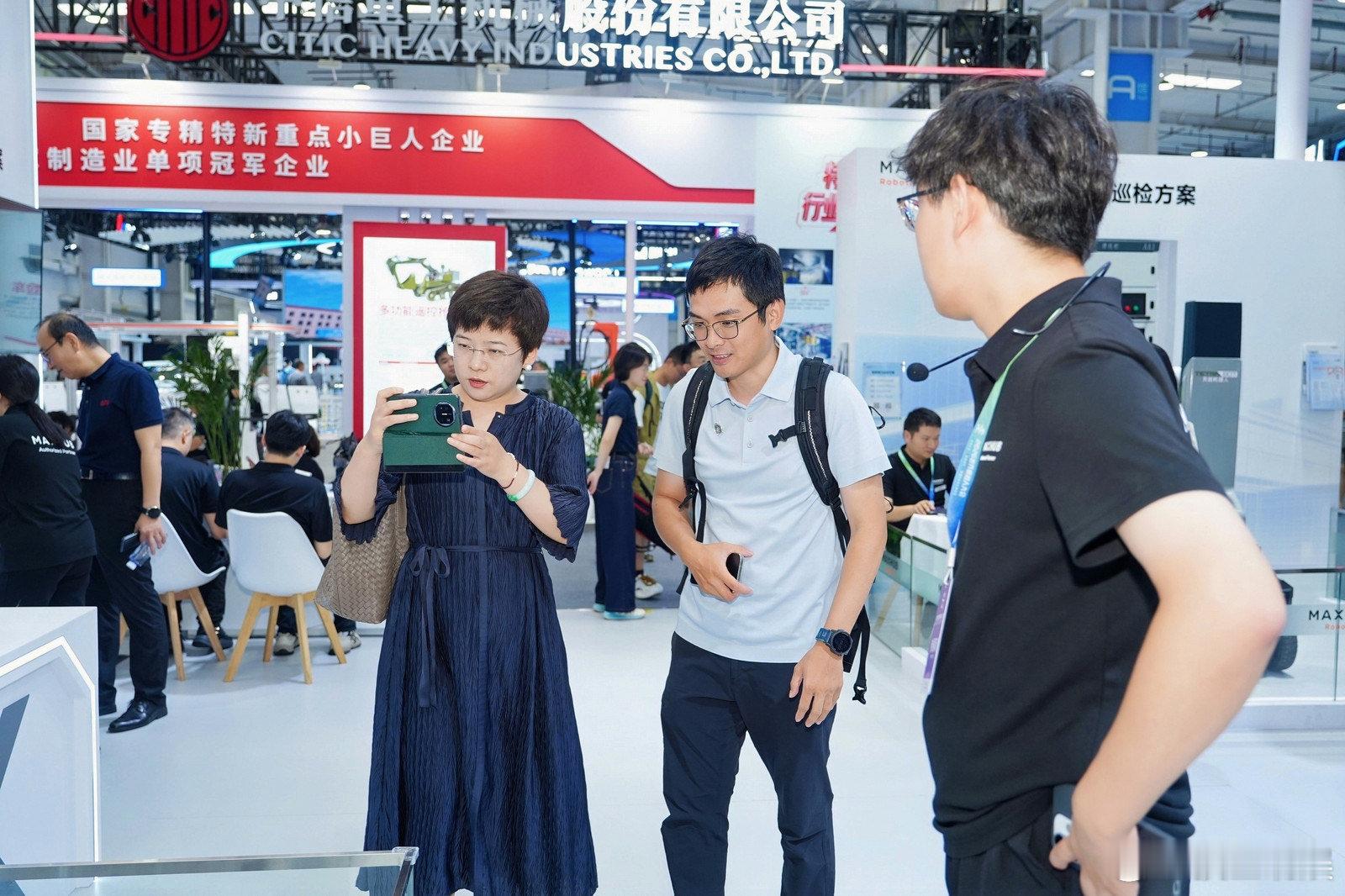 北京机器人展被外国人围观了 帮拿瓶水都能跑通全流程，老外看得目不转睛，这具身智能