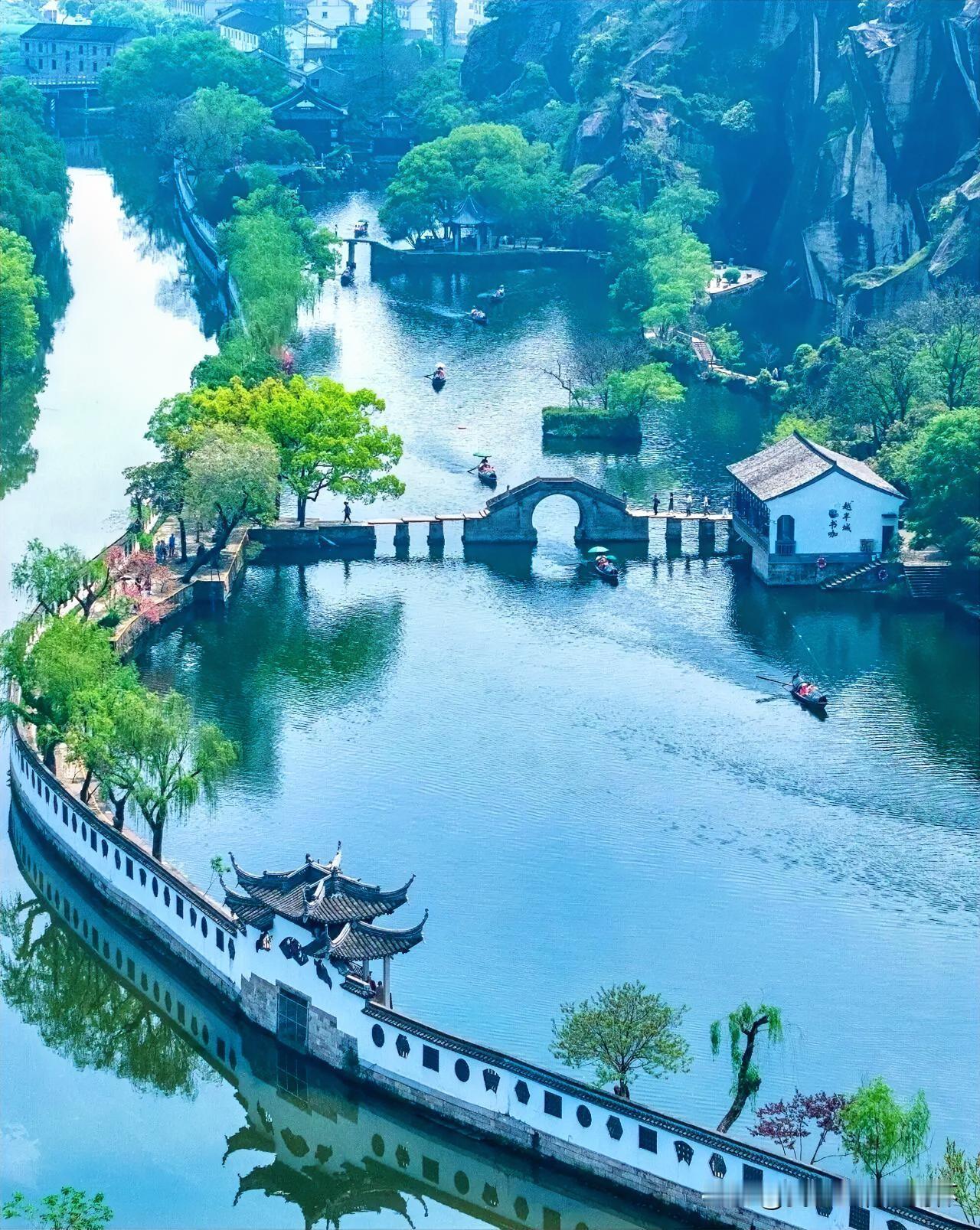 下联：一堤春柳莺如织
上联：有请雅士[玫瑰][玫瑰][玫瑰]