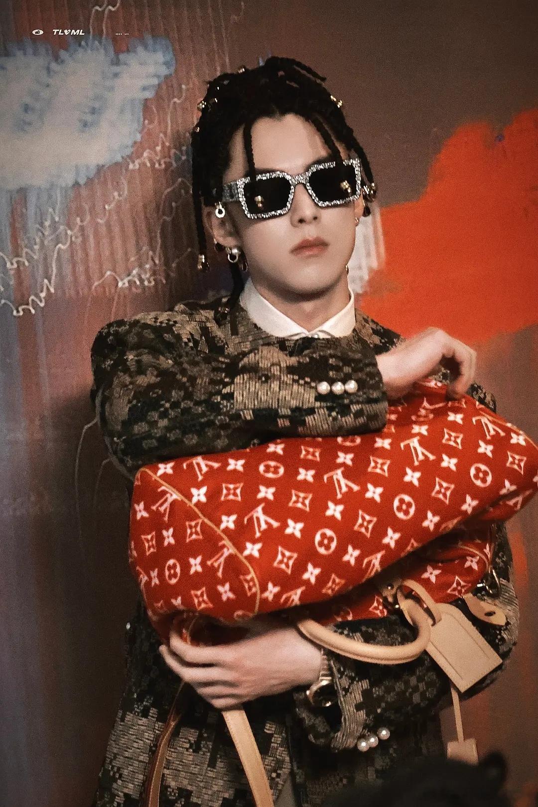 王鹤棣LV的脏辫造型。 ​​​