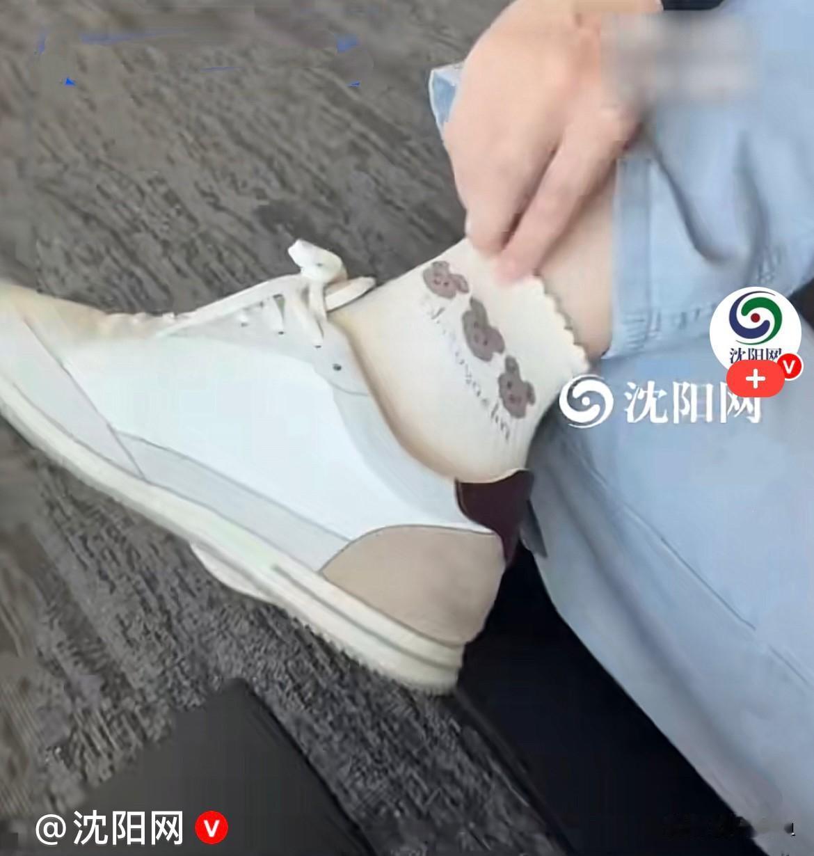 笑不活了……
近日，辽宁沈阳一名大男生准备出门赶路，在机场、车站准备出发，临出发