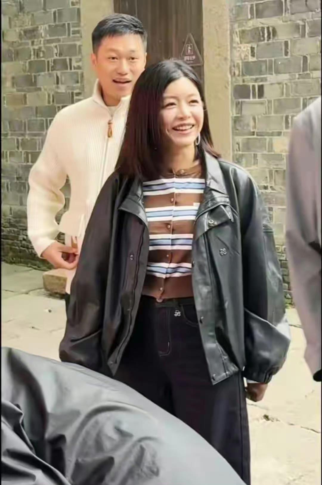 陈妍希去乌镇参加戏剧节，感觉她离婚后活得更精彩了，更有活力了，整个人很阳光很开心