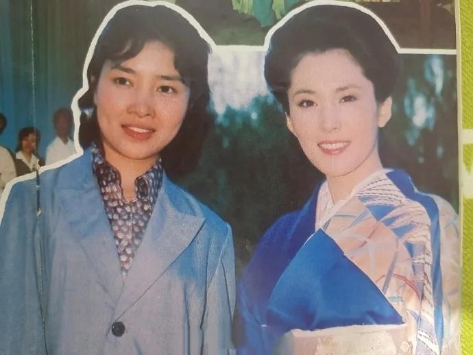 图一 张玉玉和松板庆子在天津合影
张玉玉也算小红了一下，主演了《爱情与遗产》还在