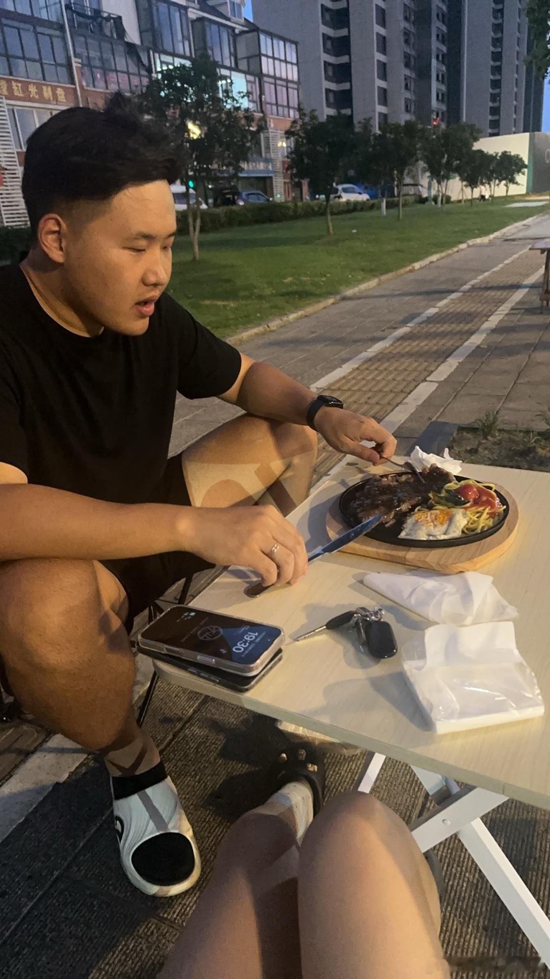 城管让我别吃了赶紧走，优雅的人怎么会落荒而逃…[思考] ​​​