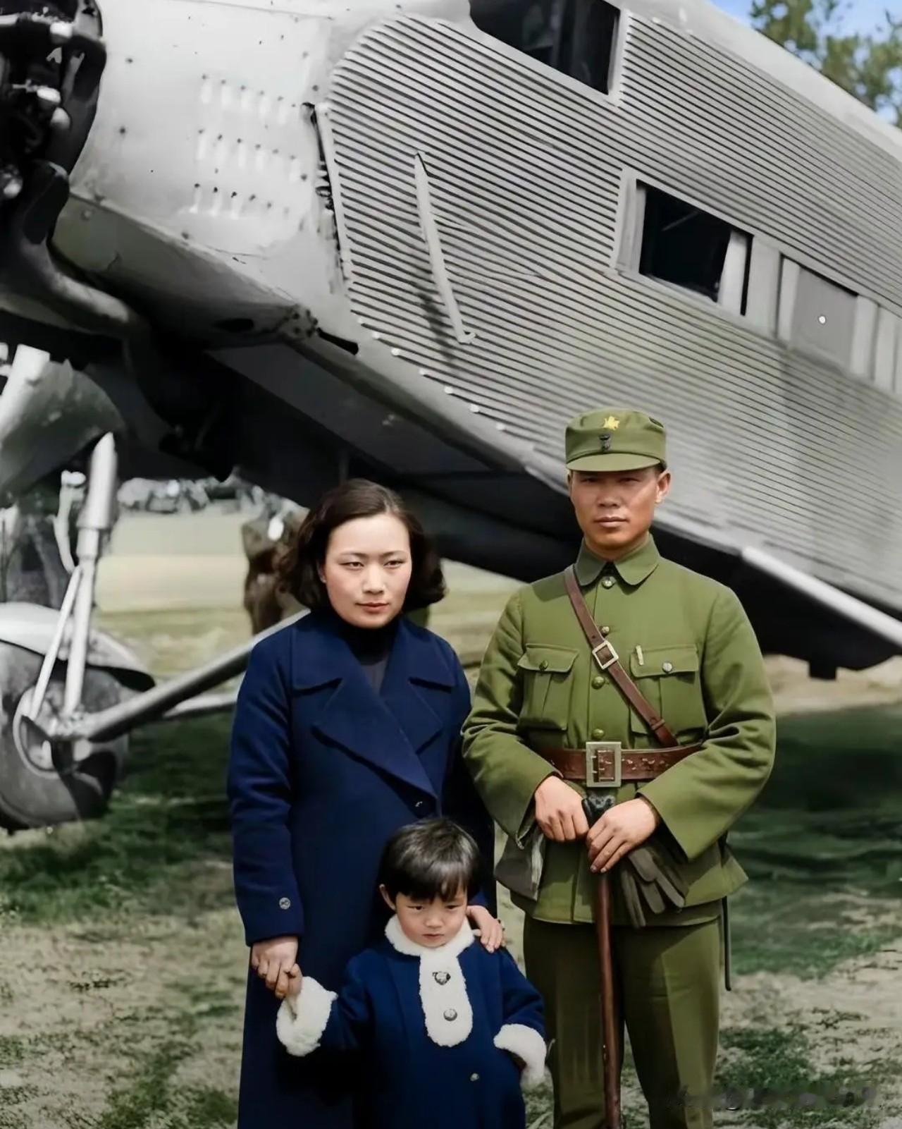 1942年，重庆机场，一张老照片定格了陈诚一家三口难得的团聚时刻。身旁的老式运输