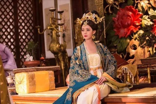 公元1547年，坤宁宫燃起熊熊大火，宫人们赶忙救火，嘉靖帝严令：“谁也不许救！”