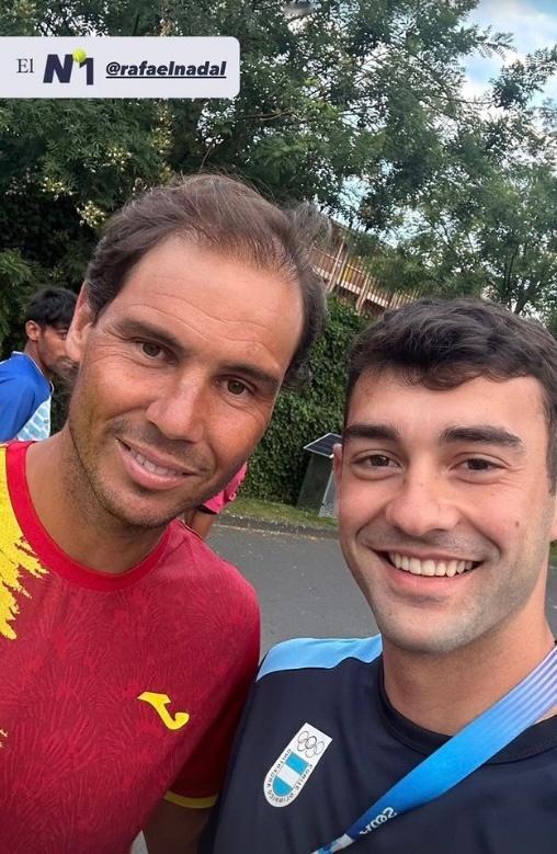 纳达尔已经顺利入驻巴黎奥运村，一上来就是各种被求合照的节奏，“假笑男孩”未来几天