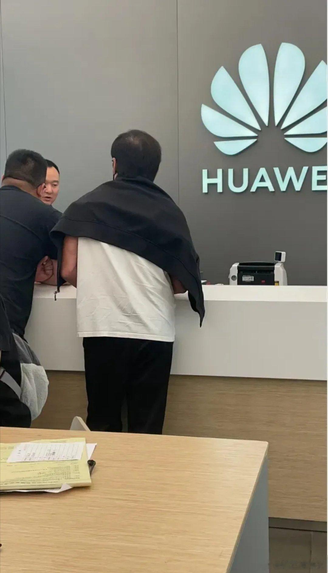 #网友偶遇成龙买华为##成龙也在用华为# 大哥和我用的一样的啊，不过我在看李佳琦