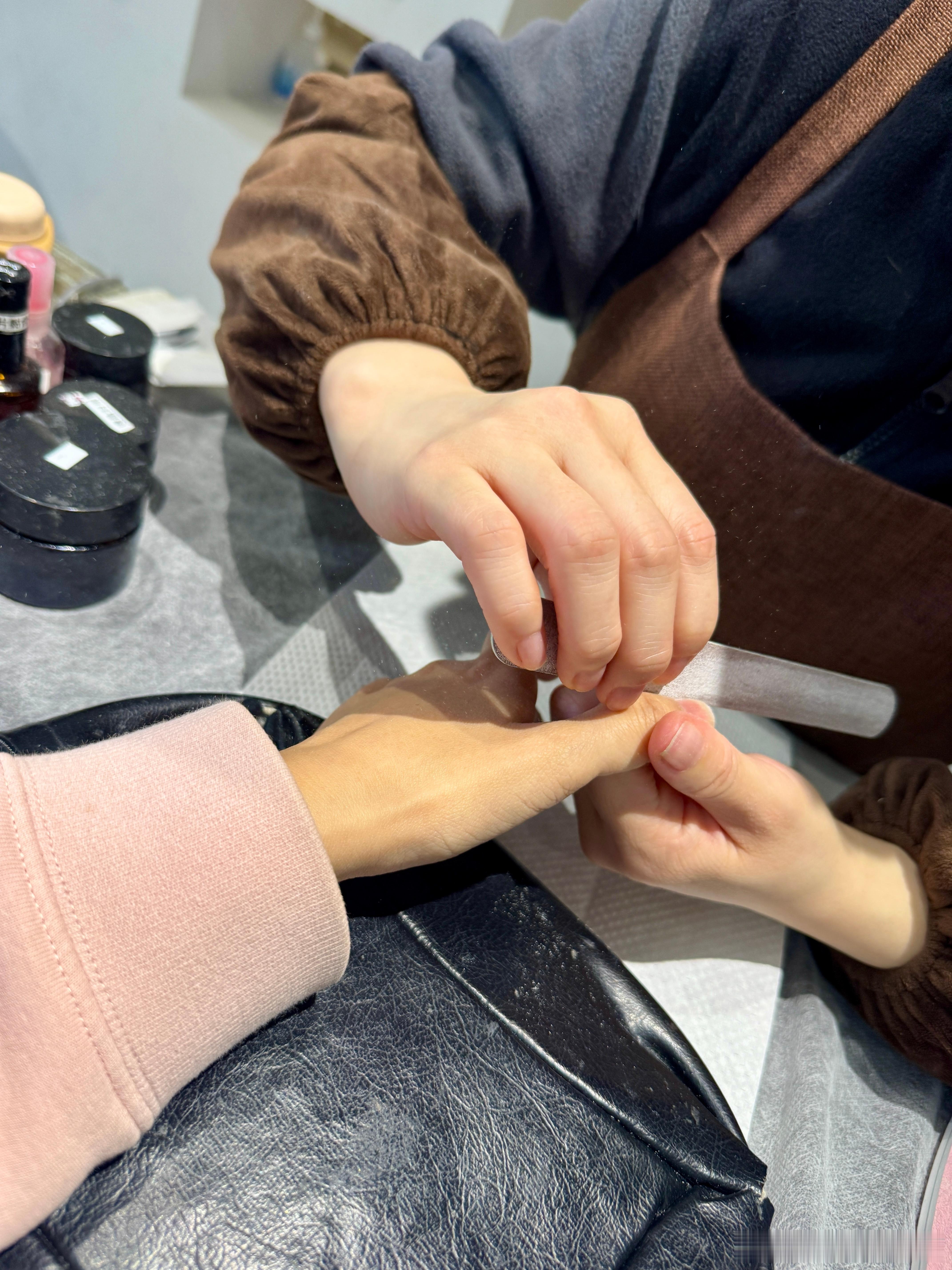 早☀️今天醒的又比较早我已经送完娃，见完律师进入第三趴了律师事务所和我的美甲店很