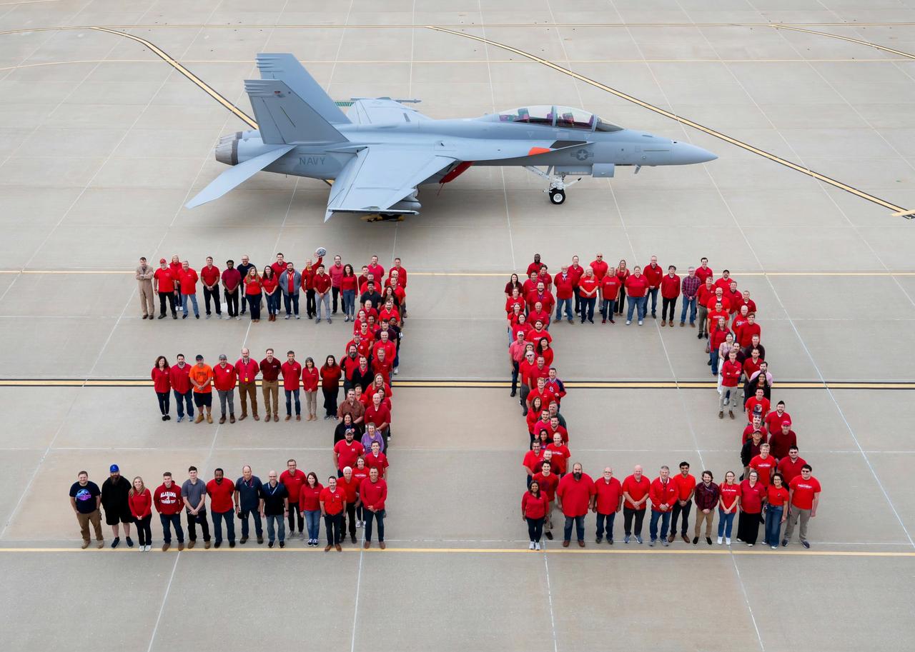 “超级大黄蜂”三十年”。
波音防务在首架超虫翱翔蓝天三十年之际发文:“我们衷心感
