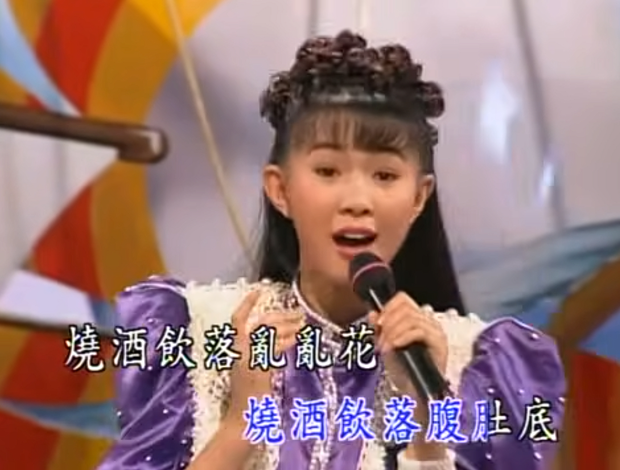 「歌」卓依婷老师出生于1981年，今年才45岁。深深震惊了我。我还以为他跟罗大佑