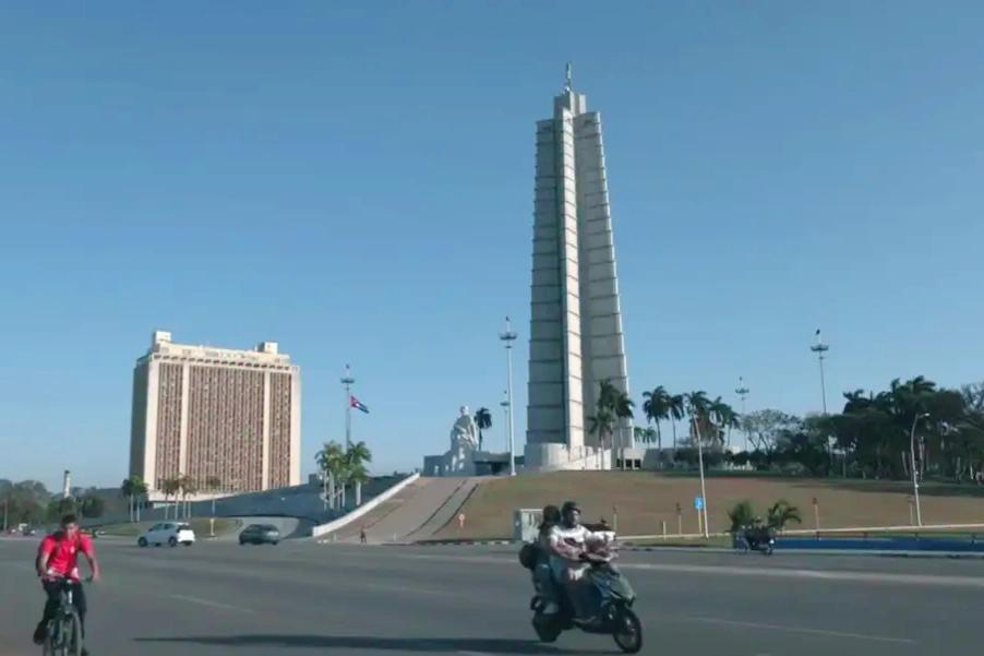 俄罗斯副外长发话：古巴的事我们管定了

美国一个劲地给古巴上手段，制裁一波接一波