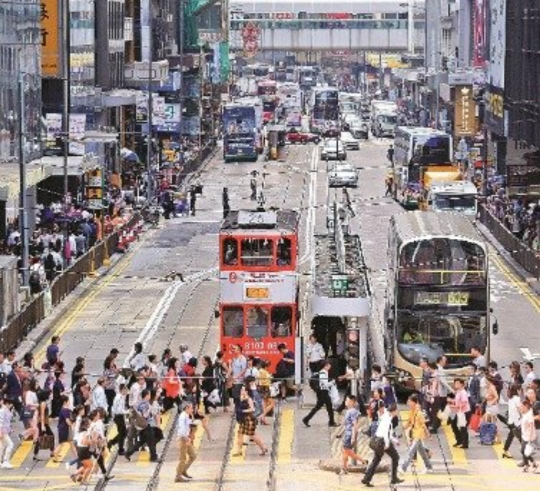 香港没有调休！打工人看完破防了
 
谁懂啊！一放假就调休、连上7天班的痛，香港打