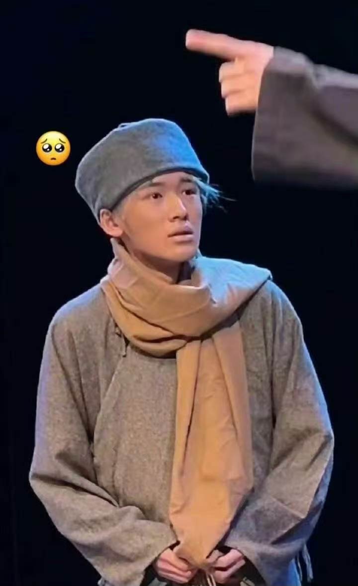 宋亚轩回忆中戏汇演头套掉了国乐无双大方复盘当年舞台上的突发小状况，从容又坦然，沉