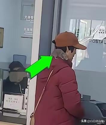 谁看谁不麻？女士去银行办业务，看到前边的大妈肩膀上趴着一只大老鼠，以为是野生的，