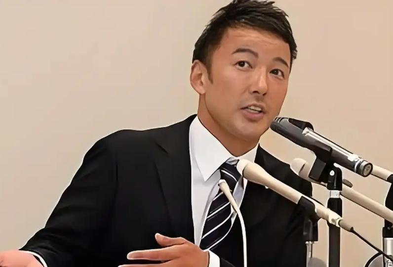 日本国会现场突发震撼一幕，彻底打破了右翼政客们的嚣张气焰！

山本太郎只是平静地