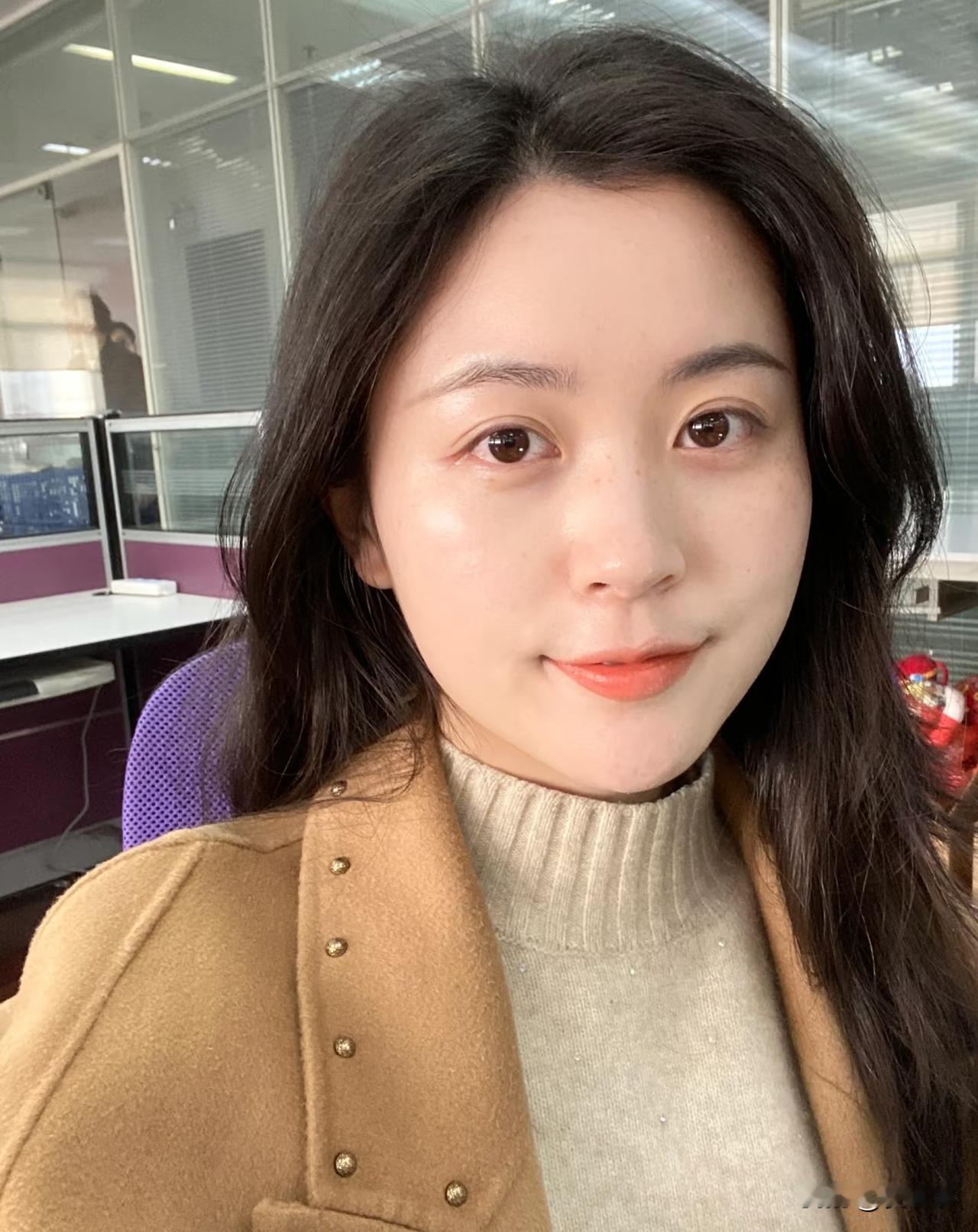 2014年，大一的时候，他比我大一届，那是个初秋的夜晚，校园已经没有什么人了，走