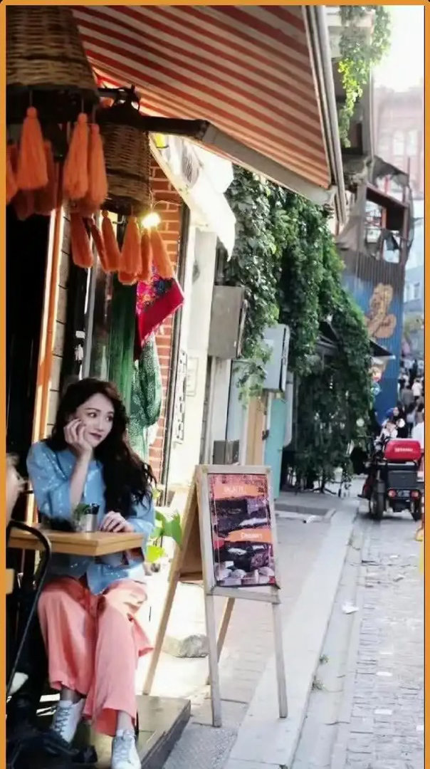45岁的陈乔恩结婚后仿佛焕发了新生，烫着羊毛卷发，身着新中式风格的服装逛街。网友