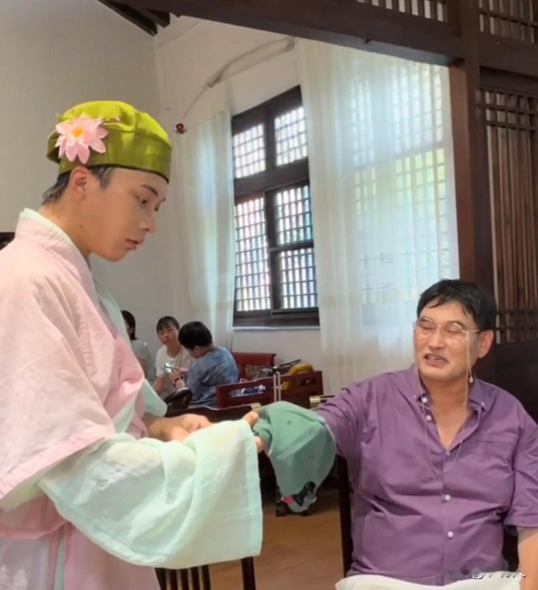 朱之文总是笑嘻嘻的，粉丝送给他一顶绿帽子也不生气。朱之文的心胸还是宽阔的，如果换