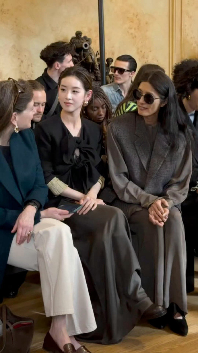 章泽天在UmaWang巴黎时装周看秀章泽天气质不输女明星 章泽天在Uma Wan