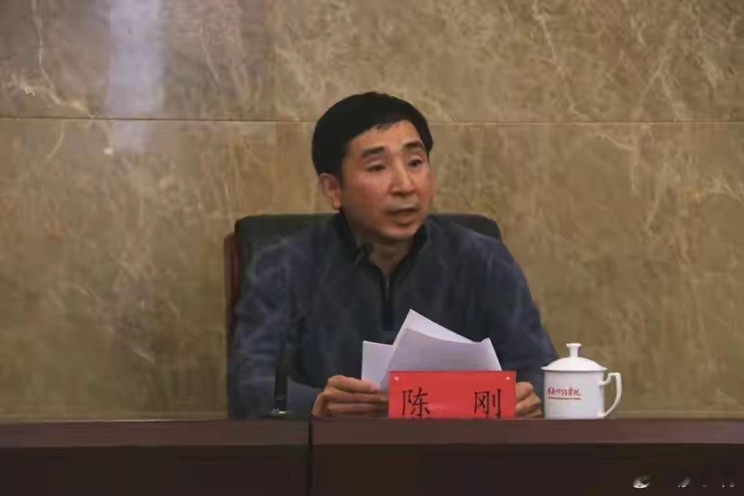 中戏发生了什么这中戏的“瓜”比春晚的小品还精彩，去年12月院长郝戎涉嫌严重违纪违