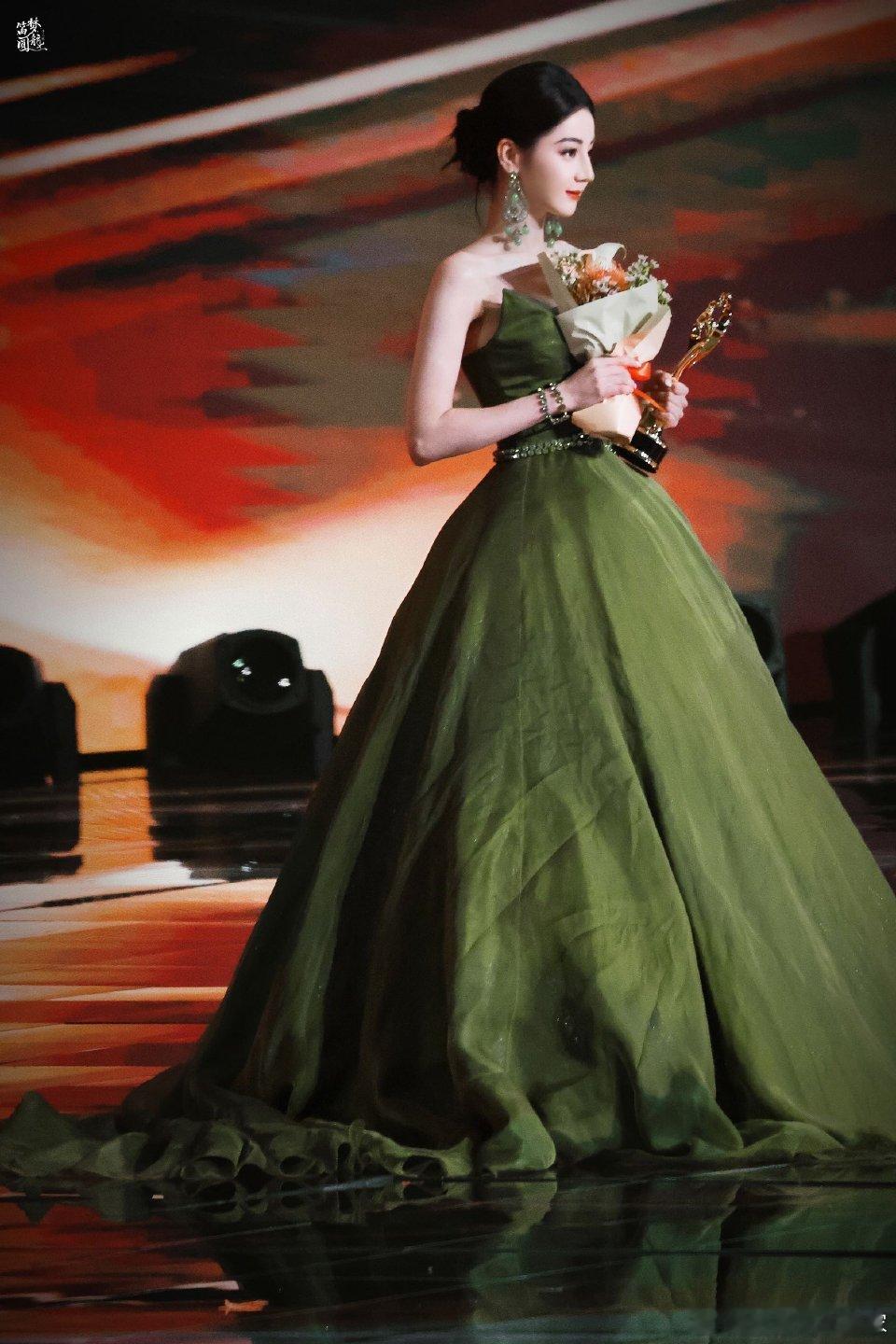 迪丽热巴什么时候再走一次红毯，这个绿野仙踪公主裙真的有点太漂亮吧！ 