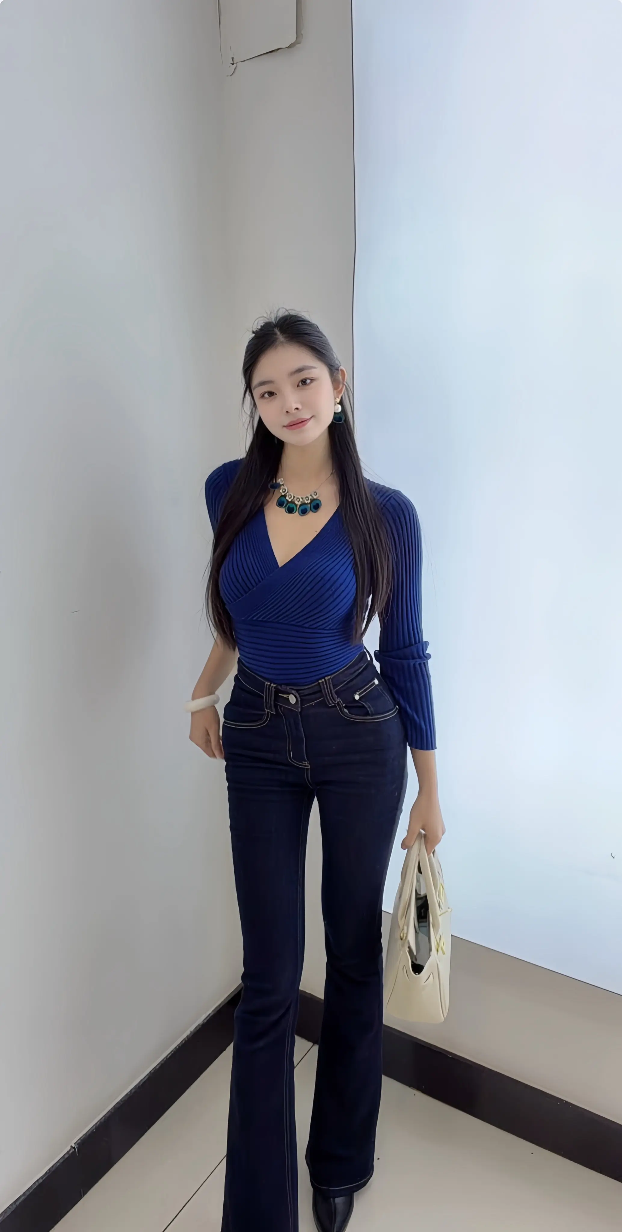 像我们这种从废墟里爬出来的  从来不会嫌弃自已鞋脏  在那段黑暗无助的...