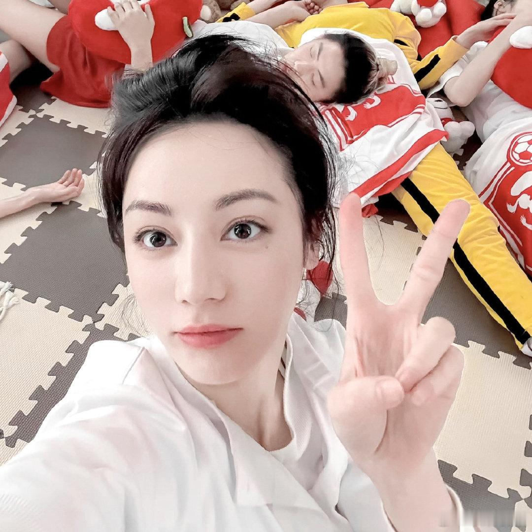 迪丽热巴钰珑这么萌迪丽热巴手窝迪丽热巴钰珑抬手比耶露出浅浅手窝，甜甜的笑容直接戳