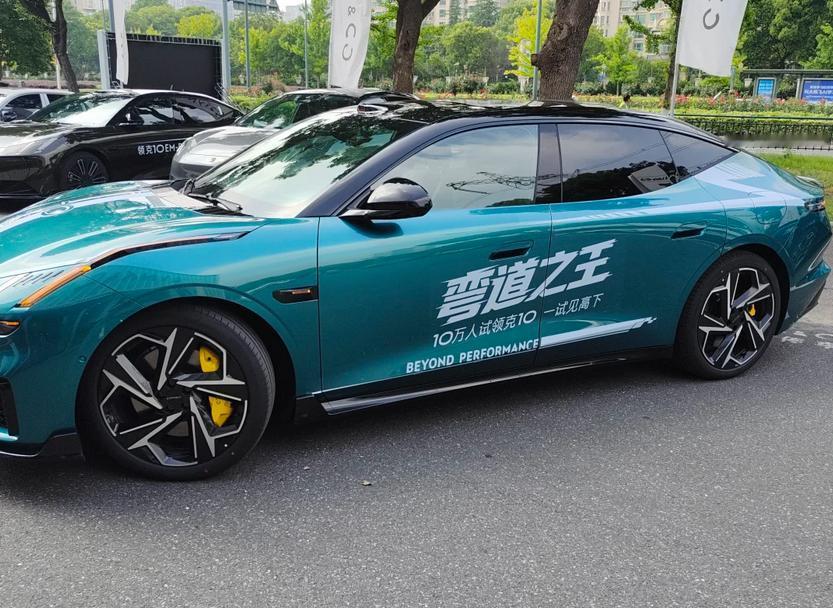 客观的说，领克10的定价还算厚道，没有没因降低价格而减配这点绝对加分。定价含研发