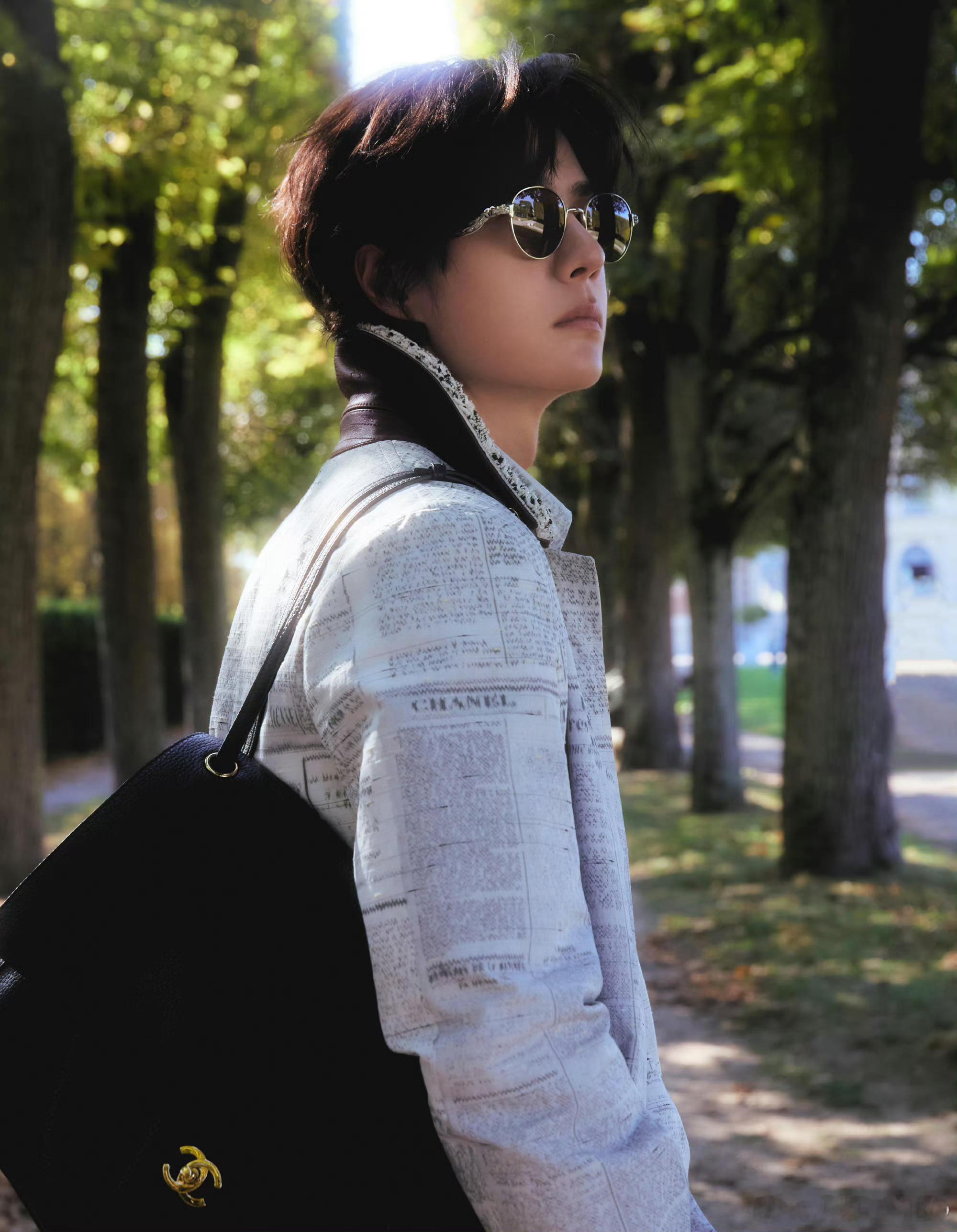 王一博[超话]王一博香奈儿品牌形象大使王一博巴黎时装周 时尚是一种无需言语的表达