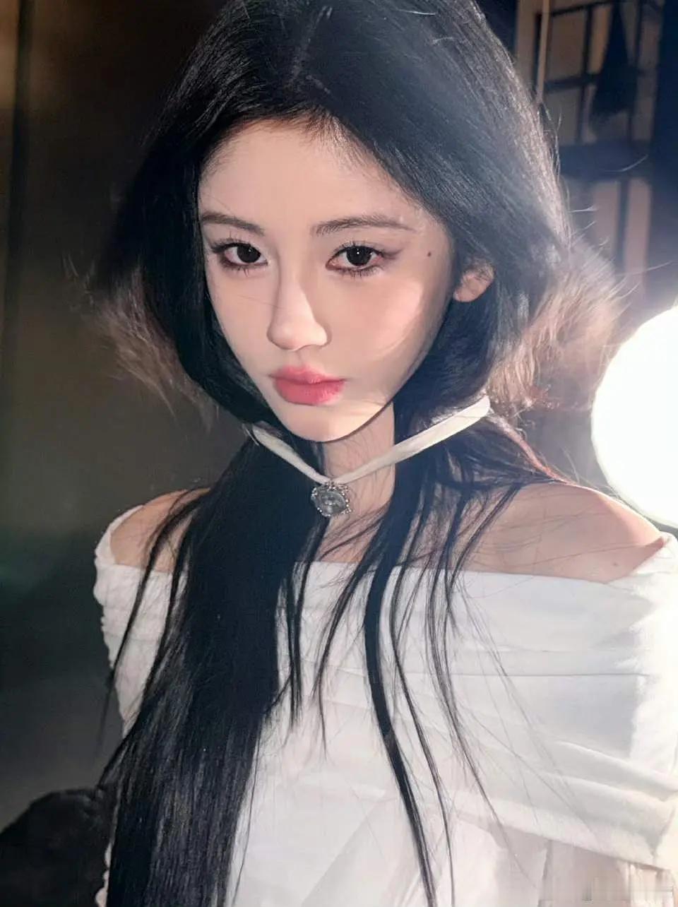 这是不是鞠婧祎有史以来的第一次化妆事故现场呢？ 