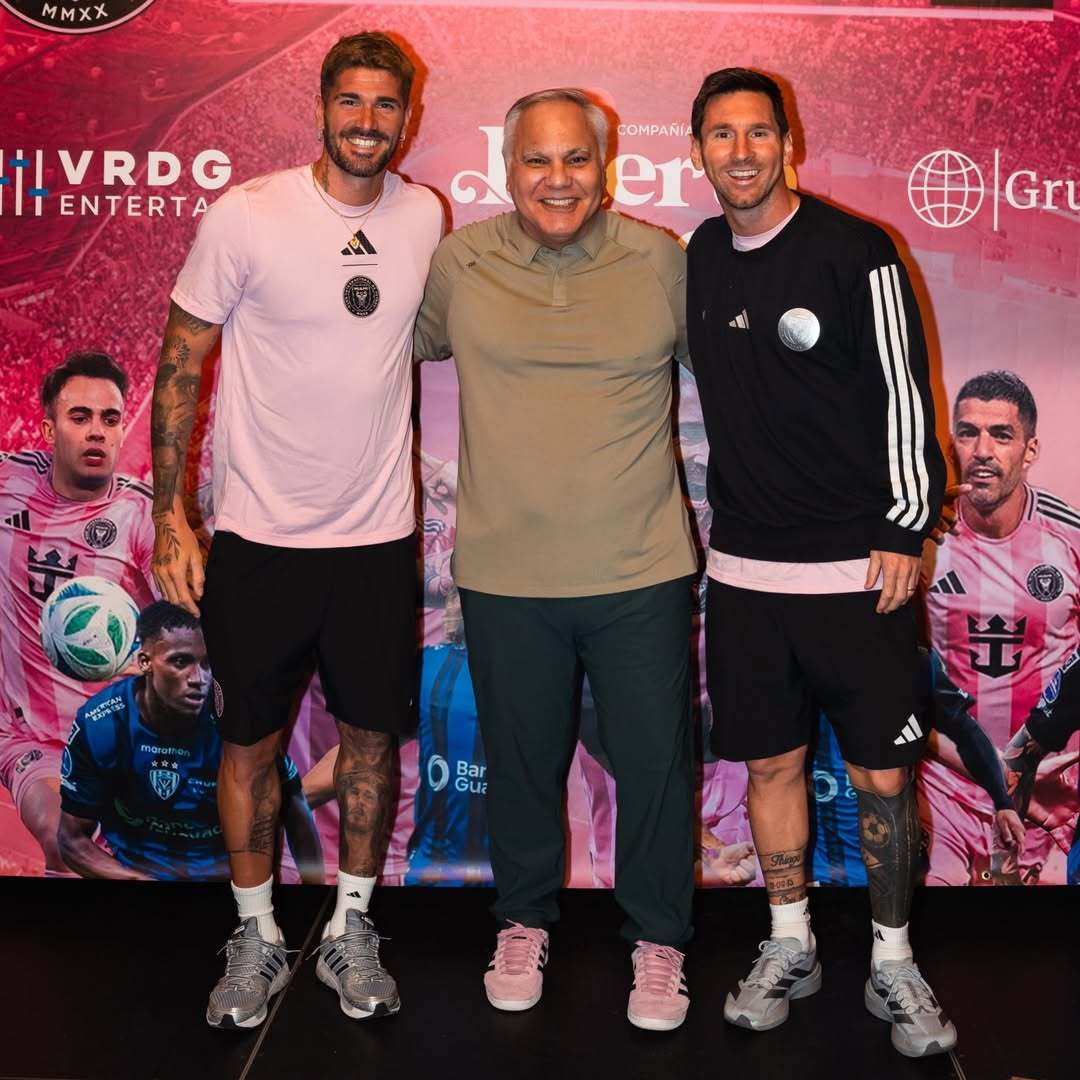 【太貌美了小梅】电视制片人Adolfo Ontivero更新ins｜我仍然不敢相