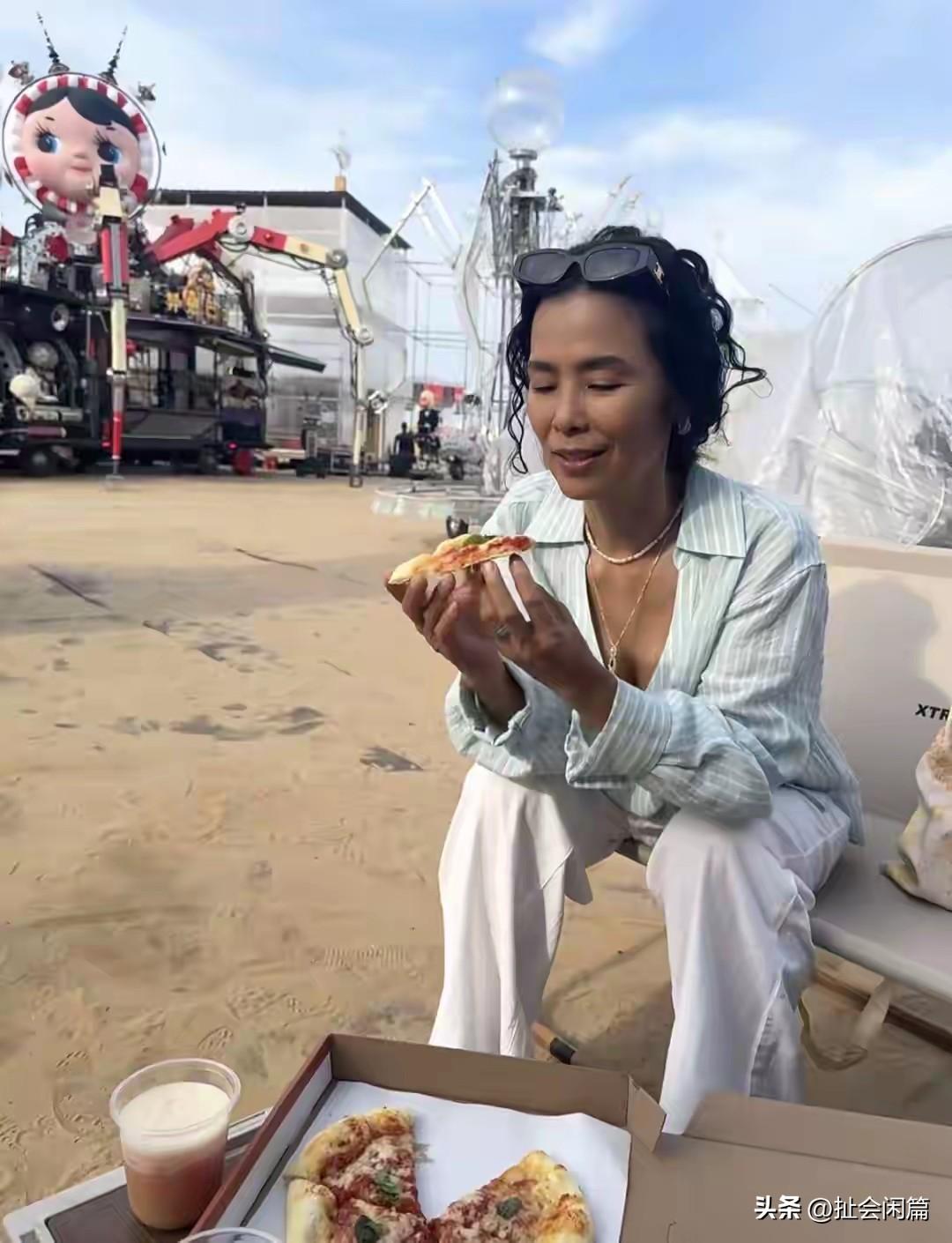 韦唯，62岁了，气质还是真好！

最主要的是慵懒闲适，不紧绷。
可能跟她这么多年