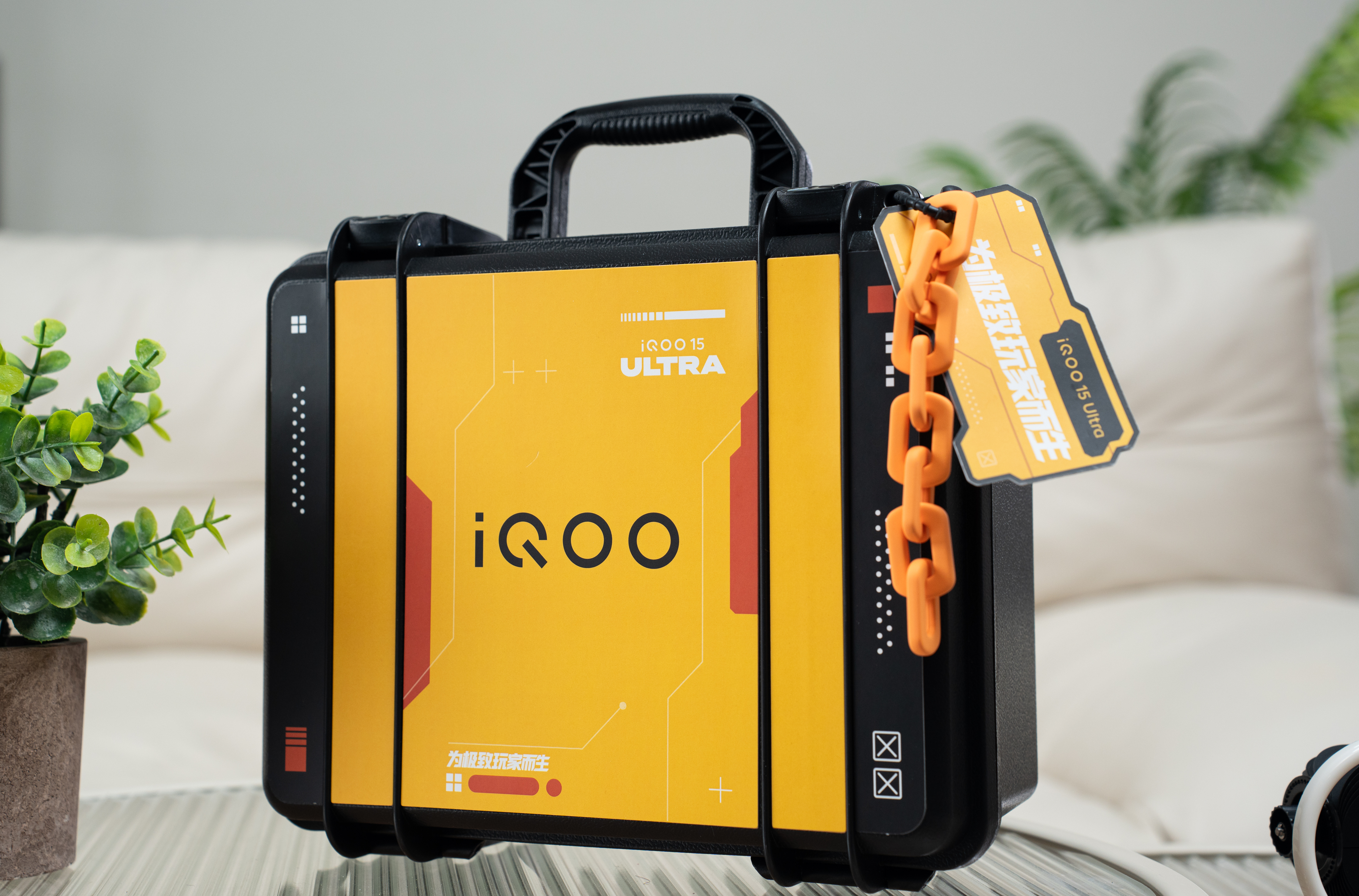 收到iQOO 15 Ultra的发布会邀请函，是一套便携的直播设备，包括手机支架