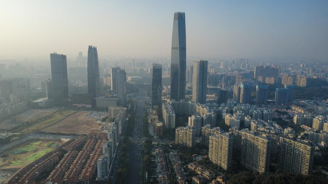 认知的牢笼：股市投资中的人性之困
 
 股市投资是一场与自我认知的较量。投资者往