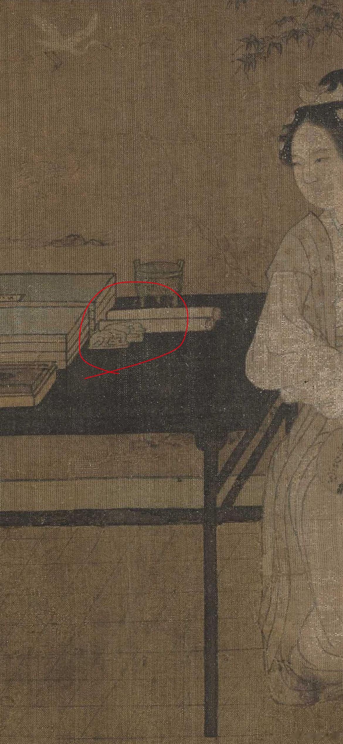 桌上应该是两个动物镇纸吧，兔兔？ ​​​