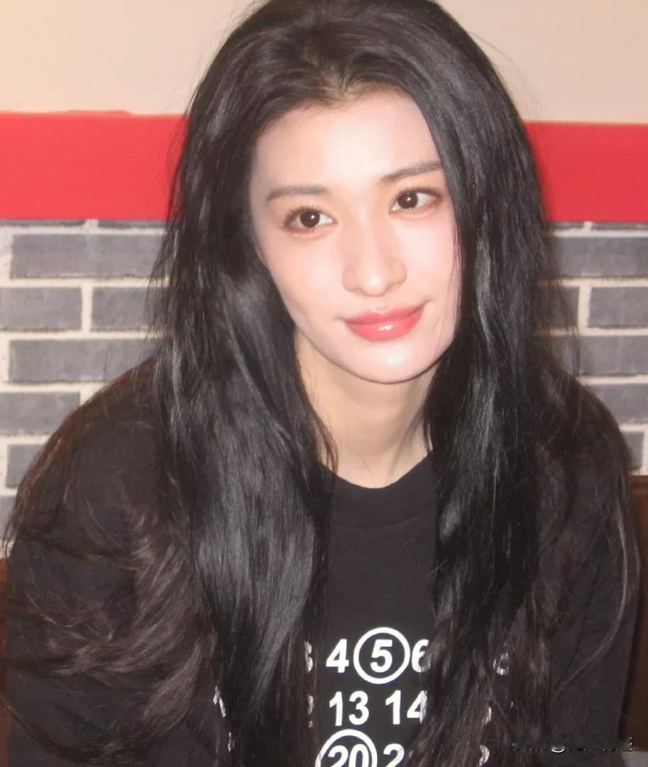 王楚然要不要去和刘亦菲认个亲吧？这也太像了！说不好，她们家哪一辈人是亲戚呢！