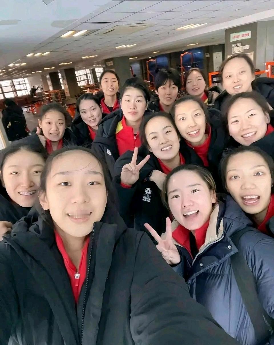 一众女排球员同框：我认出了离镜头最近的万梓玥，比剪刀手的倪非凡与进攻犀利的主功手