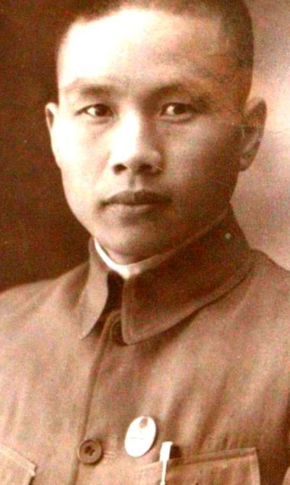 1948年，军统少将周镐突然人间蒸发，妻子认为他是远赴台湾，殊不知丈夫早已在19