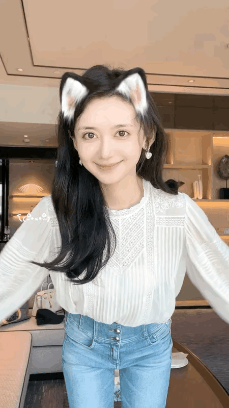 看外表，徐梓钧确实很漂亮。
看回应，徐梓钧就不太聪明。
漂亮又不太聪明的女生，是