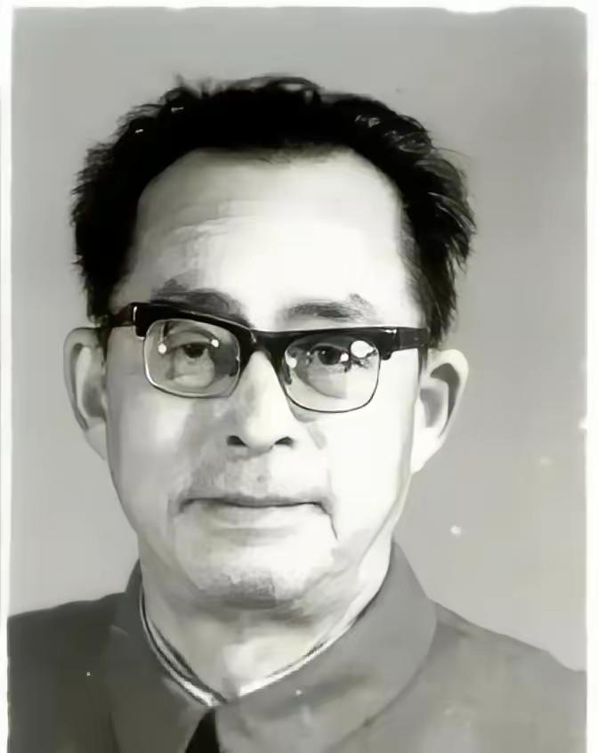 1949年4月，被俘的国民党副师长竟笑了。他冲我军团长喊：“老同学，别押我，我是
